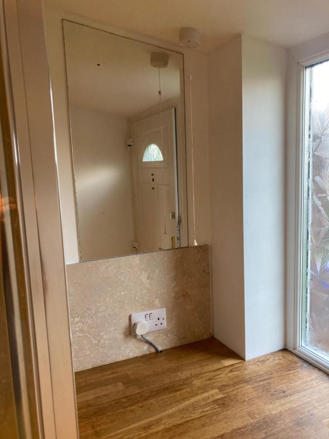 Apartmán Double Bed Self Contained Annexe 14B Is To The Right Of The Main House Salisbury Exteriér fotografie